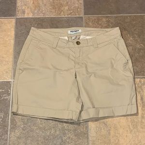 OLD NAVY WOMENS SIZS 4 EVERYDAY KHAKI SHORTS